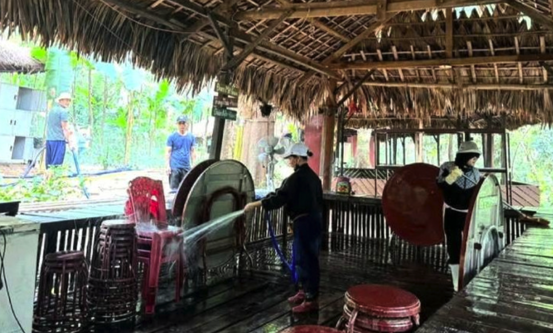 Nhân viên khu du lịch sinh thái Ozo Park khẩn trương làm vệ sinh sau bão để ngày 29/8 đón khách trở lại.