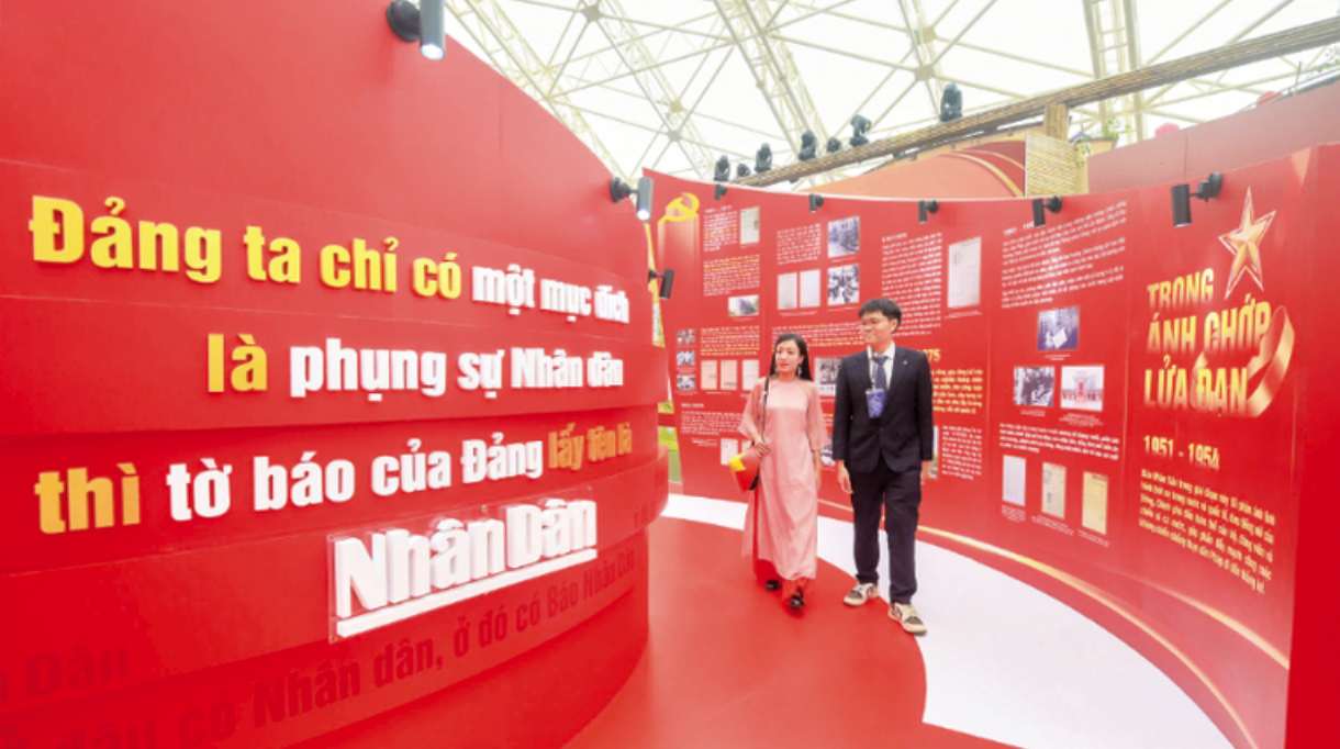 Khách tham quan gian trưng bày của Báo Nhân Dân tại triển lãm. (Ảnh: THẾ ĐẠI)