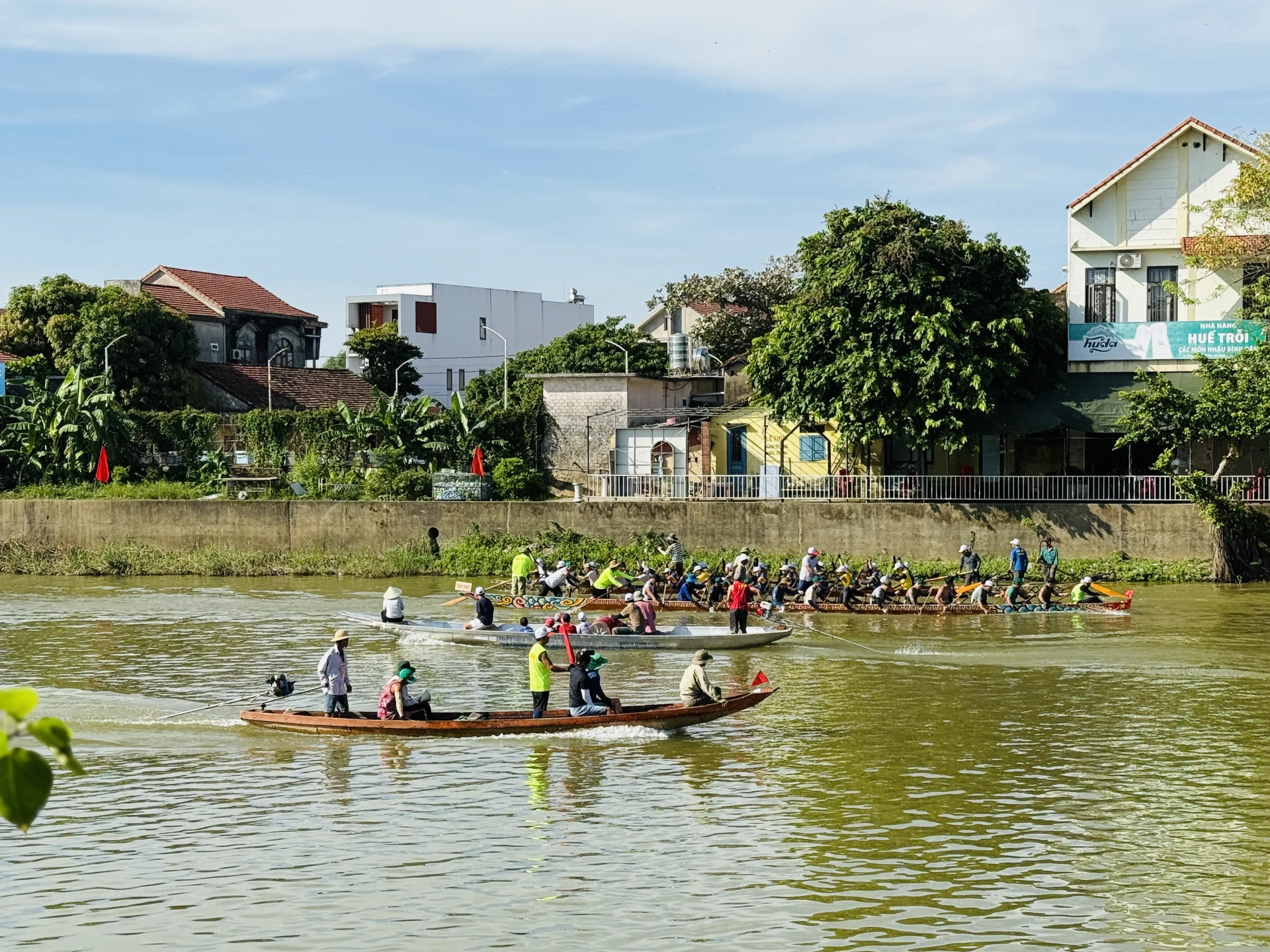 Các thuyền bơi tập luyện chuẩn bị cho lễ hội.