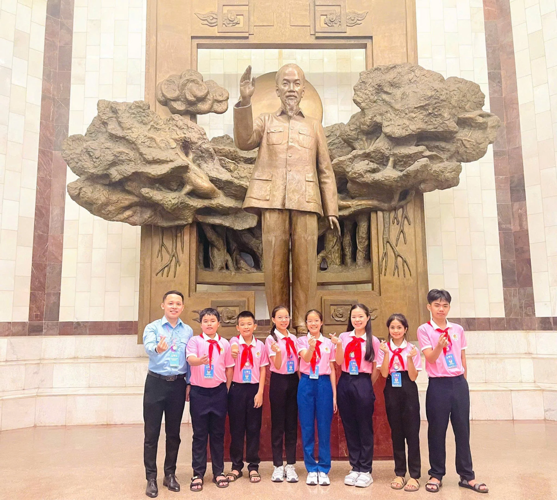 Ngọc Minh (thứ 4, từ trái sang) chụp ảnh cùng các bạn đội viên tham dự Đại hội Cháu ngoan Bác Hồ toàn quốc lần thứ X, năm 2025 - Ảnh: T.P