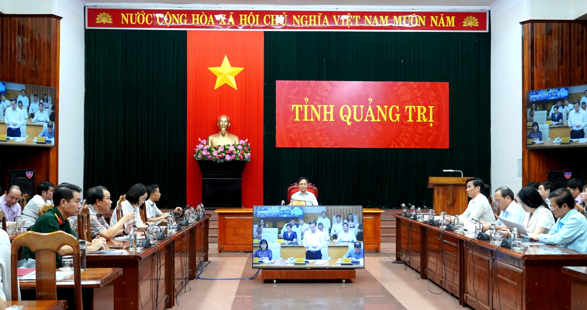 Phó Chủ tịch UBND tỉnh Hoàng Xuân Tân chủ trì tại điểm cầu tỉnh Quảng Trị. Ảnh: H.Tr.