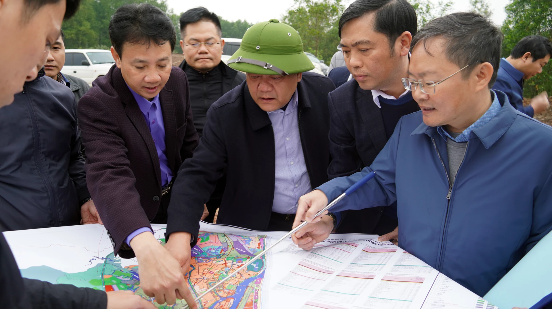 Phó Bí thư Tỉnh ủy, Chủ tịch UBND tỉnh Trần Phong kiểm tra hiện trường dự án Đường sắt tốc độ cao qua địa bàn tỉnh - Ảnh: N.M