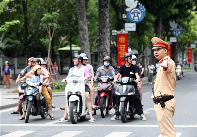 Lực lượng CSGT tổ chức điều tiết, phân luồng giao thông tại các nút giao thông trọng điểm bảo đảm an toàn giao thông thông suốt. Ảnh minh họa: Phạm Kiên/TTXVN