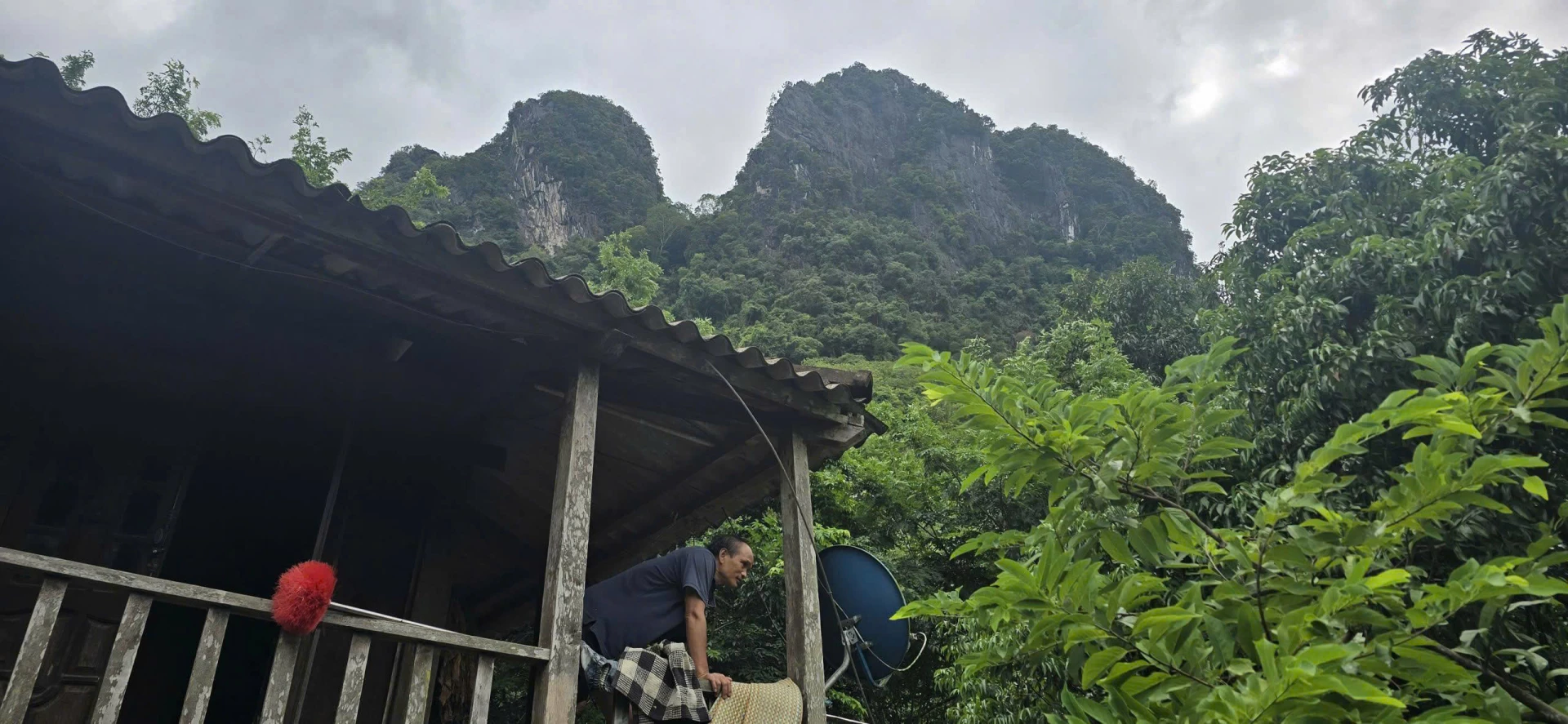 Người dân sống bất an dưới chân lèn Cây Sú -Ảnh: P.P