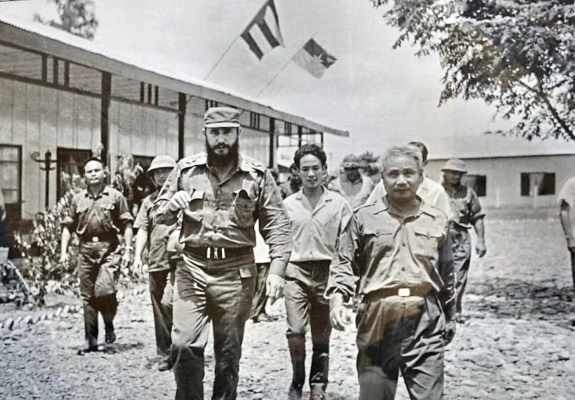 Ông Nguyễn Xuân Phong (mặc sơ mi trắng ở giữa) đi phiên dịch cho Chủ tịch Fidel (Ảnh: Nhân vật cung cấp).