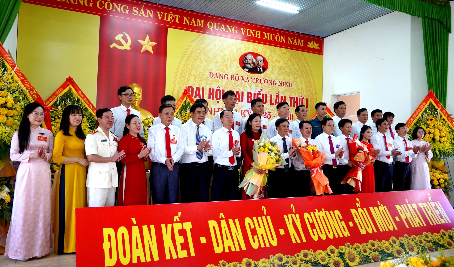 Lãnh đạo tỉnh tặng hoa chúc mừng Ban Chấp hành Đảng bộ xã Trường Ninh, nhiệm kỳ 2025-2030. Ảnh: H.T.