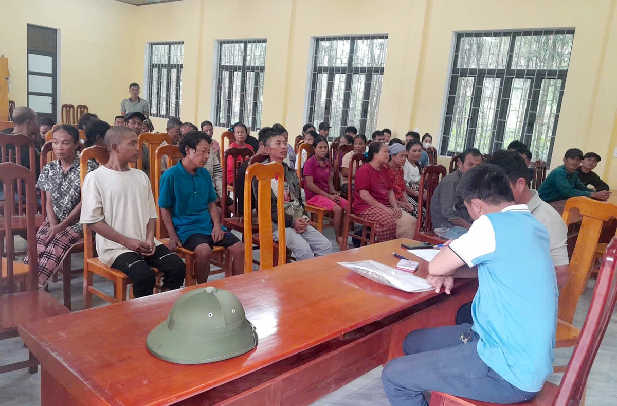 Đồng bào Rục ở bản Ón, xã Kim Phú tập trung tại nhà sinh hoạt cộng đồng nhận quà mừng Quốc khánh 2/9 - Ảnh: M.V