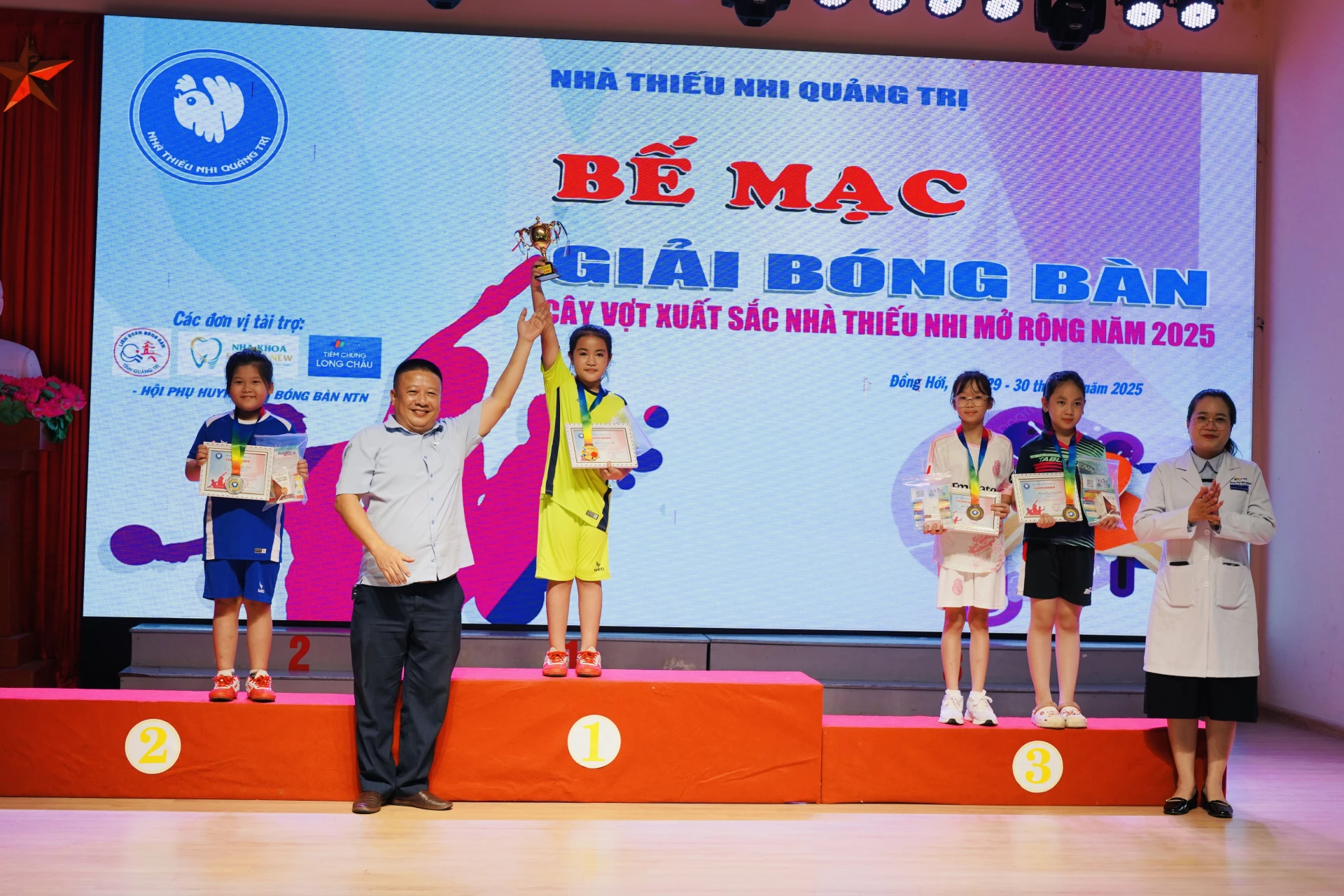 Ban Tổ chức trao giải cây vợt xuất sắc nhóm 7 - 9 tuổi nữ - Ảnh: K.H