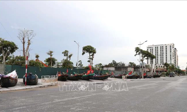 Người dân phường Sầm Sơn, tỉnh Thanh Hóa di chuyển tàu thuyền lên bờ tránh bão. Ảnh: Nguyễn Nam/TTXVN