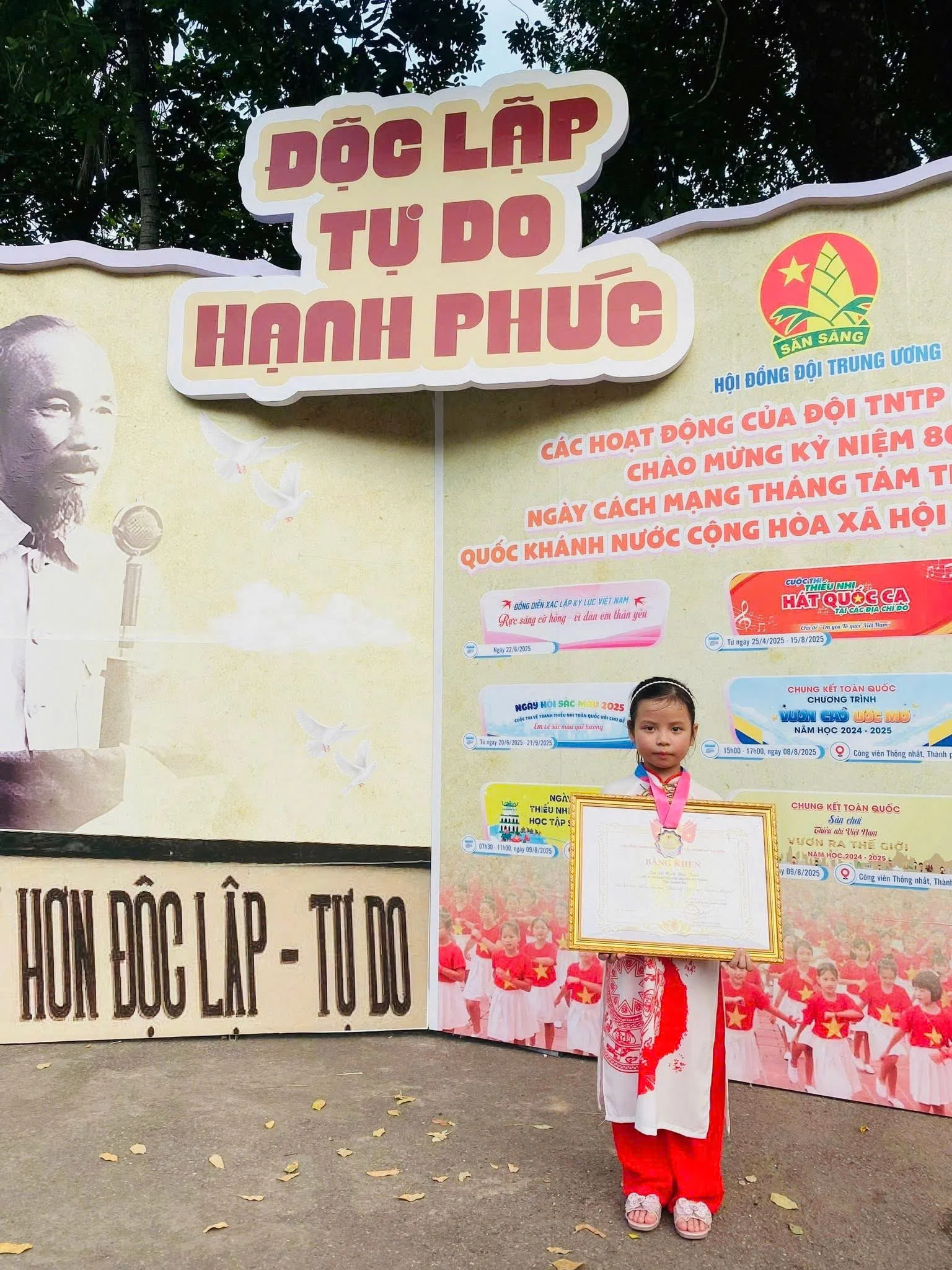 Bảo Trân được ban tổ chức cuộc thi trao bằng khen của Hội đồng Đội Trung ương - Ảnh: NVCC