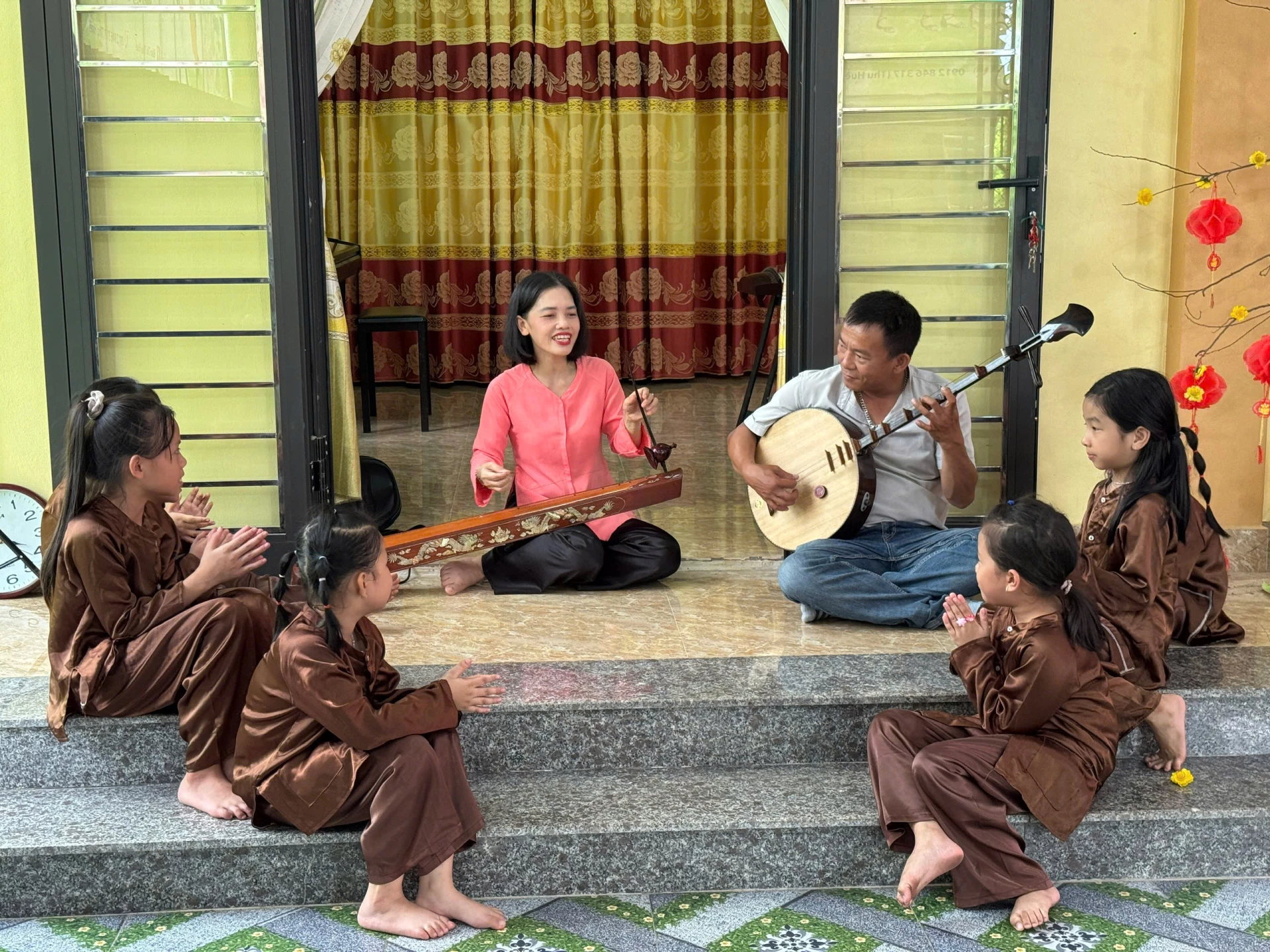 Chị Thu Huế và các thành viên trong Chị Thu Huế và những em học sinh say sưa thể hiện các làn điệu dân ca -Ảnh: NH.V Chị Thu Huế và các thành viên trong Câu lạc bộ đàn, hát dân ca Trung tâm Văn hóa-Điện ảnh luyện tập hòa tấu nhạc cụ dân tộc -Ảnh: NH.V 