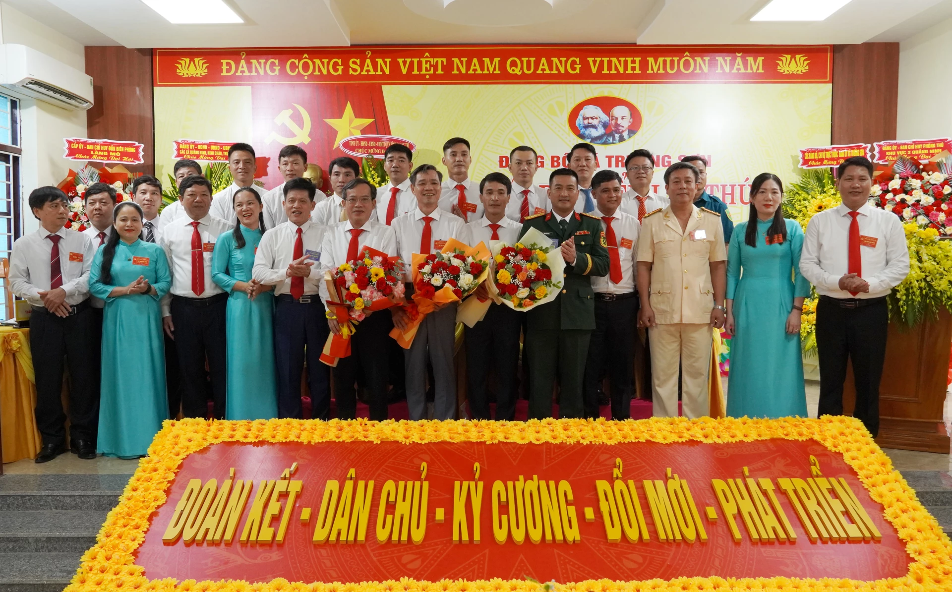 Lãnh đạo tỉnh tặng hoa chúc mừng Ban Chấp hành Đảng bộ xã Trường Sơn, nhiệm kỳ 2025-2030 - Ảnh: N.H