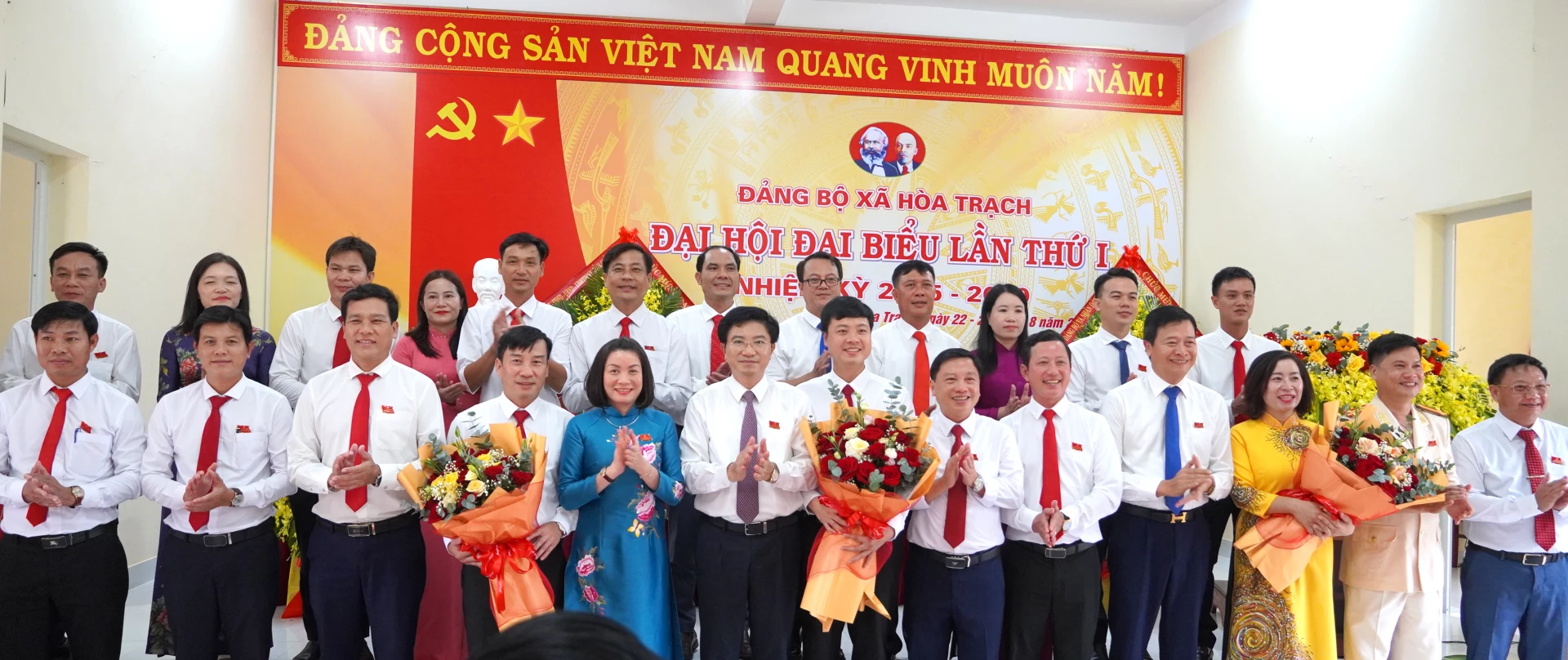 Lãnh đạo tỉnh tặng hoa chúc mừng Ban Chấp hành Đảng bộ xã Hòa Trạch, nhiệm kỳ 2025-2030. Ảnh: H.T.