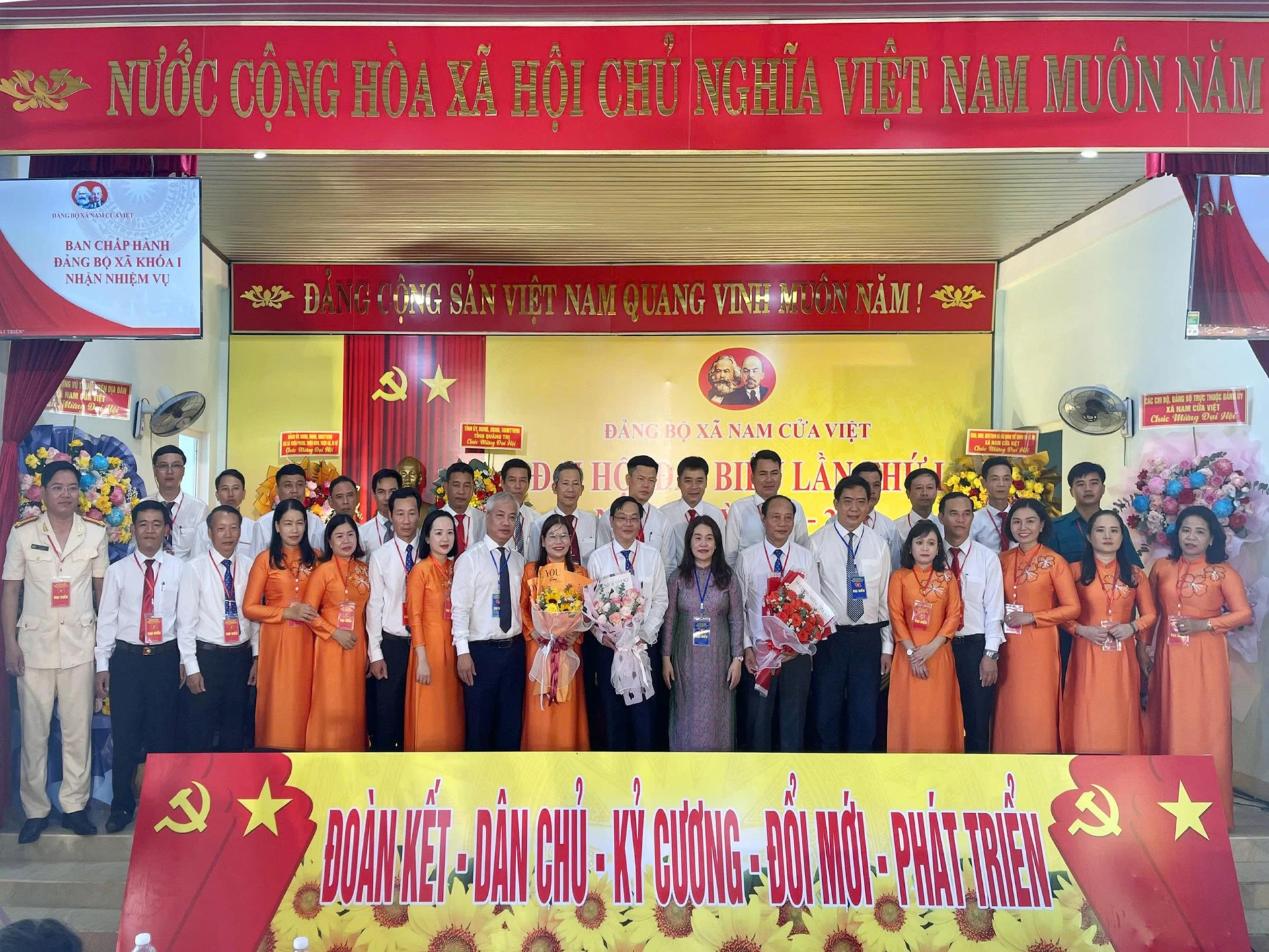 Lãnh đạo tỉnh tặng hoa chúc mừng BCH Đảng bộ xã Nam Cửa Việt - Ảnh: PĐ