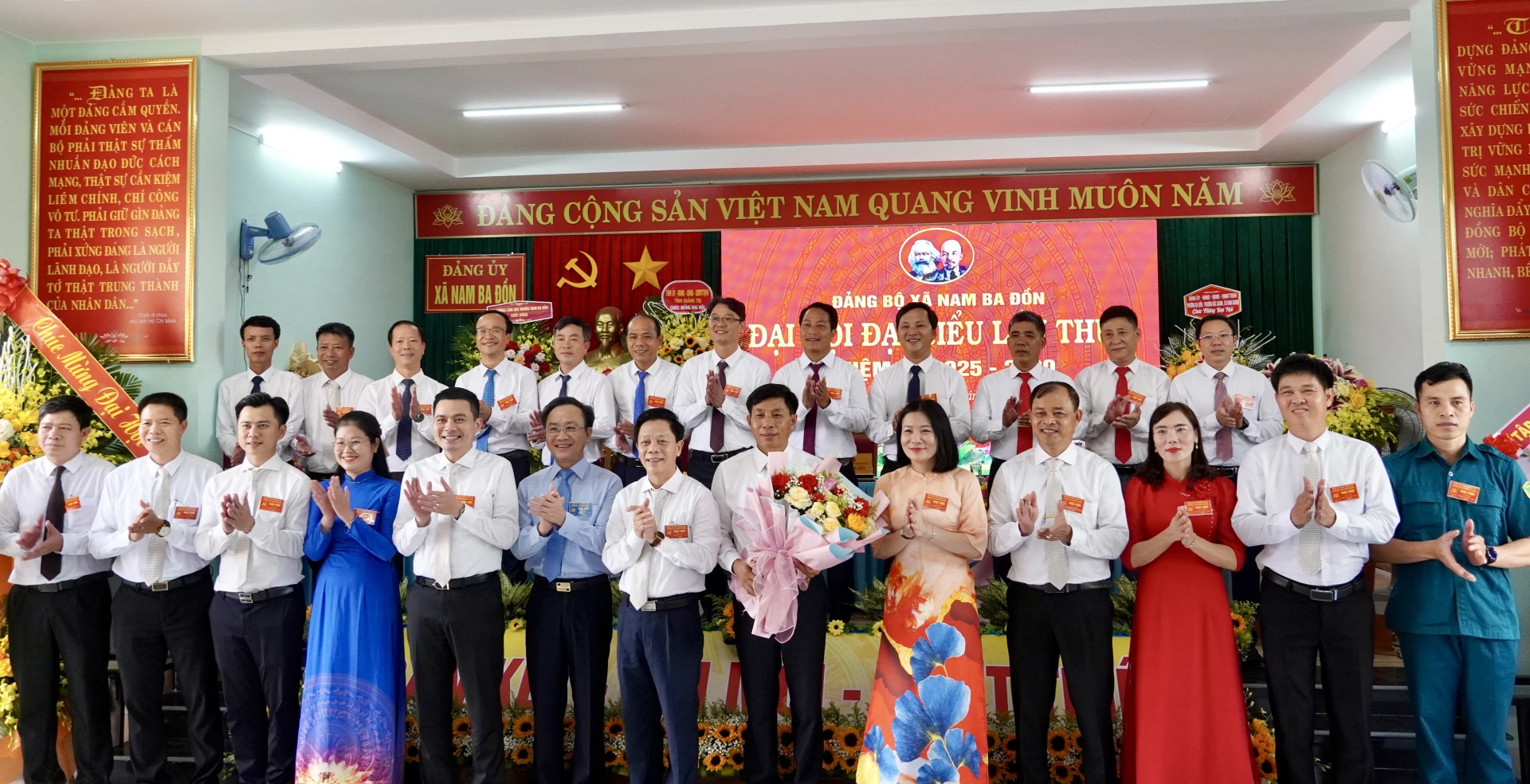Lãnh đạo tỉnh tặng hoa chúc mừng Ban Chấp hành Đảng bộ xã Nam Ba Đồn, nhiệm kỳ 2025-2030 - Ảnh: H.N