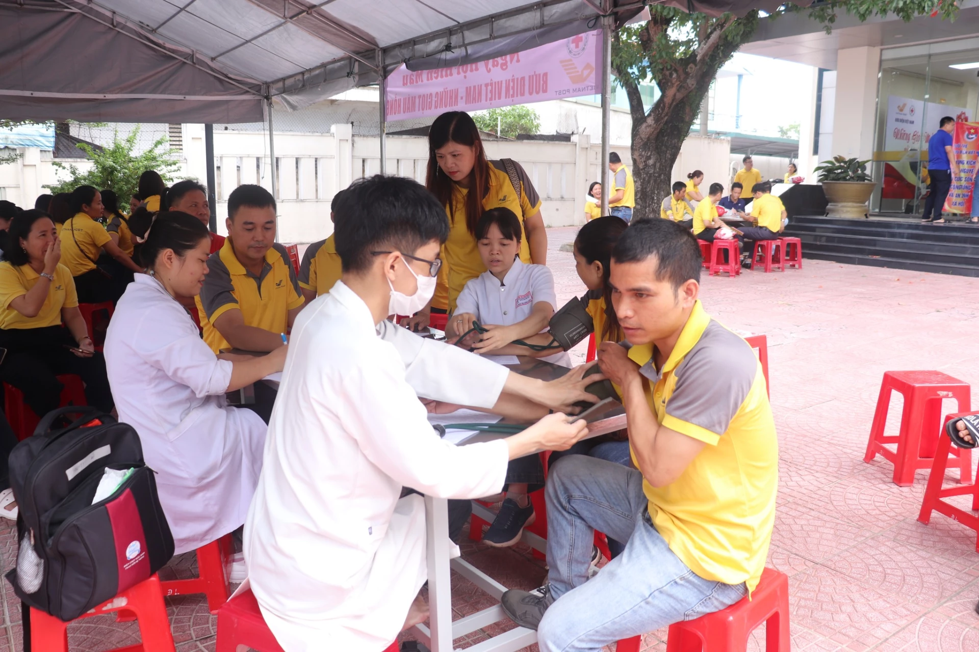Đo huyết áp cho tình nguyện viên trước khi hiến máu - Ảnh: BĐQT