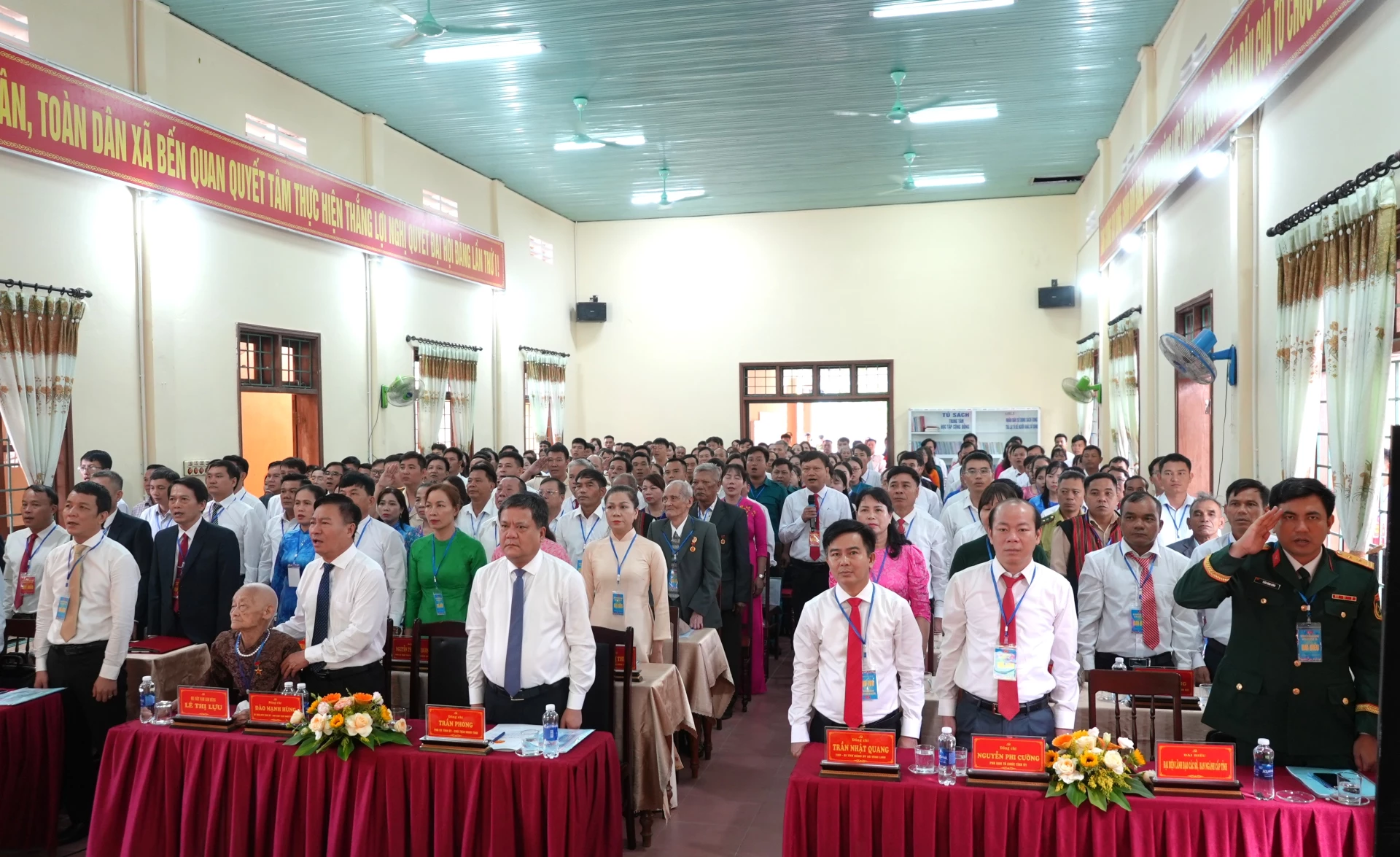 Các đại biểu thực hiện nghi thức chào cờ tại đại hội - Ảnh: T.Đ