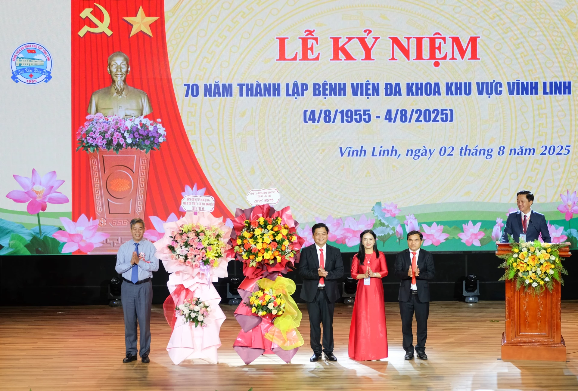 	Đồng chí Nguyễn Đăng Quang, PBT Tỉnh ủy, Chủ tịch HĐND tỉnh tặng hoa chúc mừng tập thể cán bộ, nhân viên Bệnh viện đa khoa khu vực Vĩnh Linh
	
