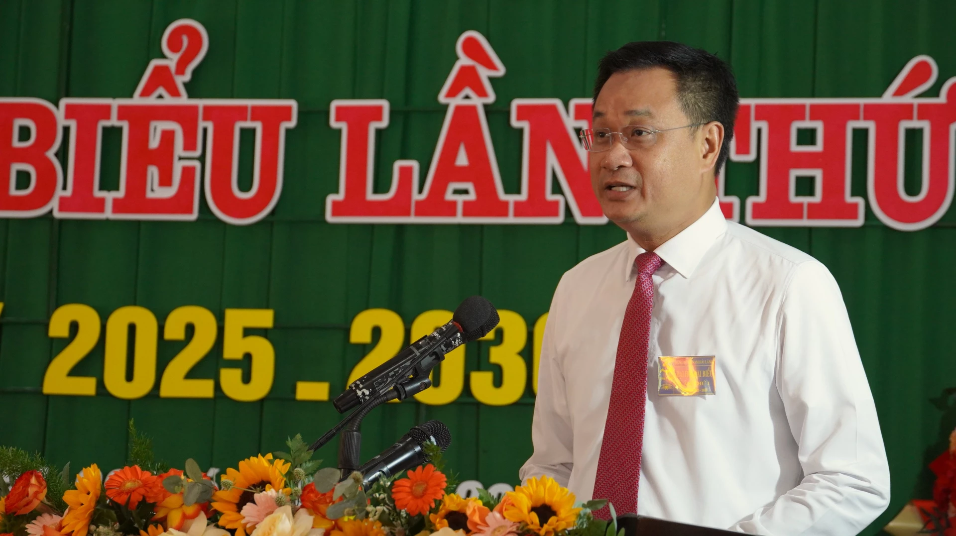 Bí thư Tỉnh ủy đề nghị xã Nam Hải Lăng cần chú trọng phát triển toàn diện các lĩnh vực văn hóa - xã hội - Ảnh: QV