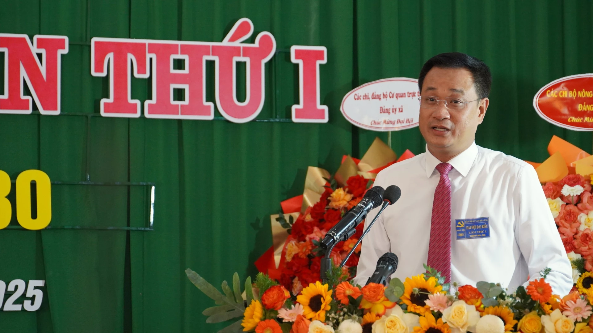Bí thư Tỉnh ủy Lê Ngọc Quang lưu ý xã Nam Hải Lăng cần ập trung khai thác tốt, tiềm năng thế mạnh sẵn có của địa phương để phát triển KT - XH - Ảnh: QV