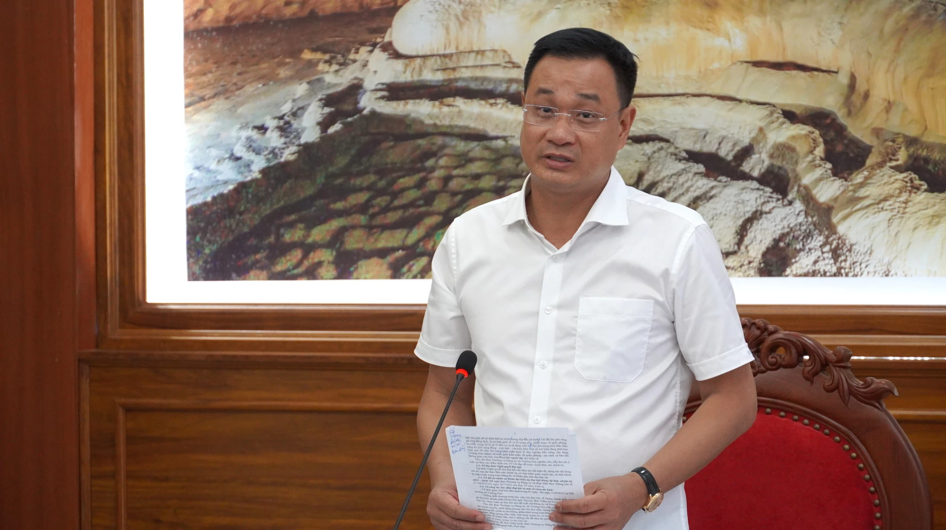 Bí thư Tỉnh ủy Lê Ngọc Quang lưu ý các nội dung của báo cáo chính trị - Ảnh: QV
