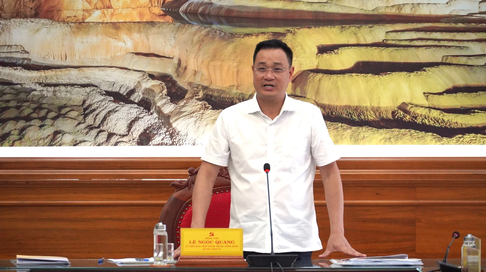 Bí thư Tỉnh ủy Lê Ngọc Quang lưu ý các nội dung về Báo cáo Chính trị Đại hội Đảng bộ các xã, phường, nhiệm kỳ 2025-2030 - Ảnh: QV