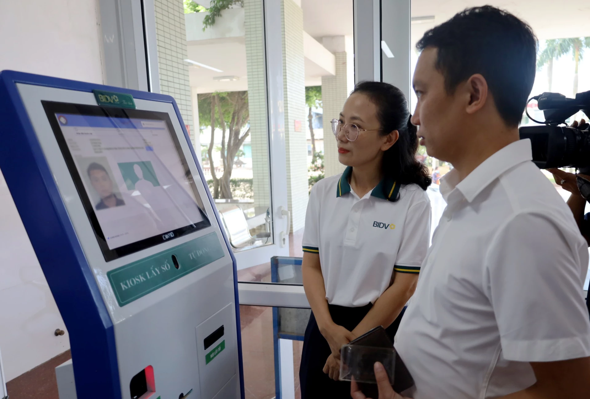 Các ki ốt lấy số tự động đi vào hoạt động góp phần hiện đại hóa công tác khám chữa bệnh tại Bệnh viện hữu nghị Việt Nam-Cuba Đồng Hới - Ảnh: H.C
