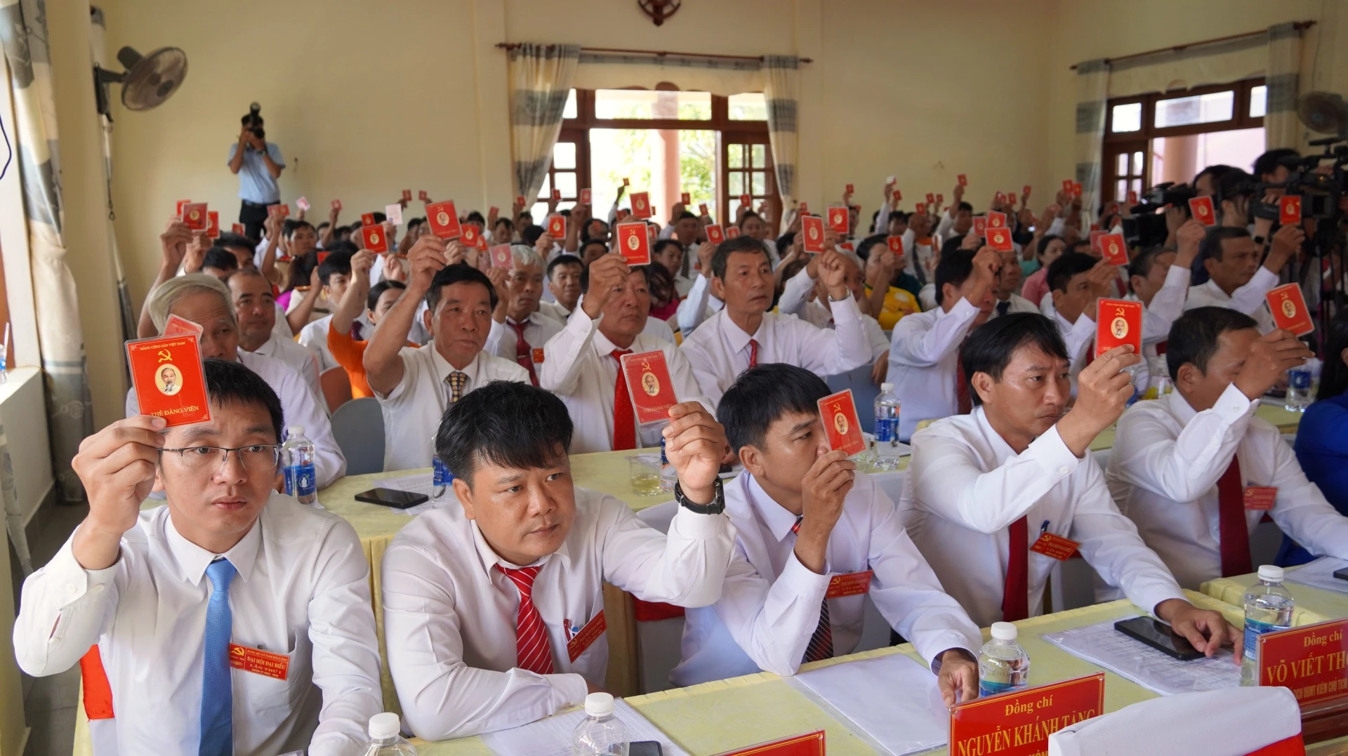 Biểu quyết thông qua Nghị quyết Đại hội - Ảnh: QV