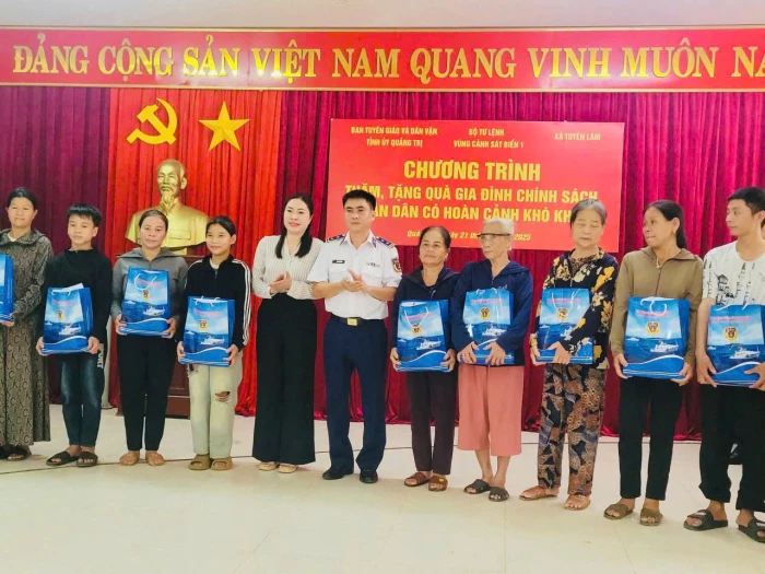 Ban Tuyên giáo và Dân vận Tỉnh ủy và Bộ Tư lệnh Vùng Cảnh sát biển 1 tặng quà gia đình chính sách
