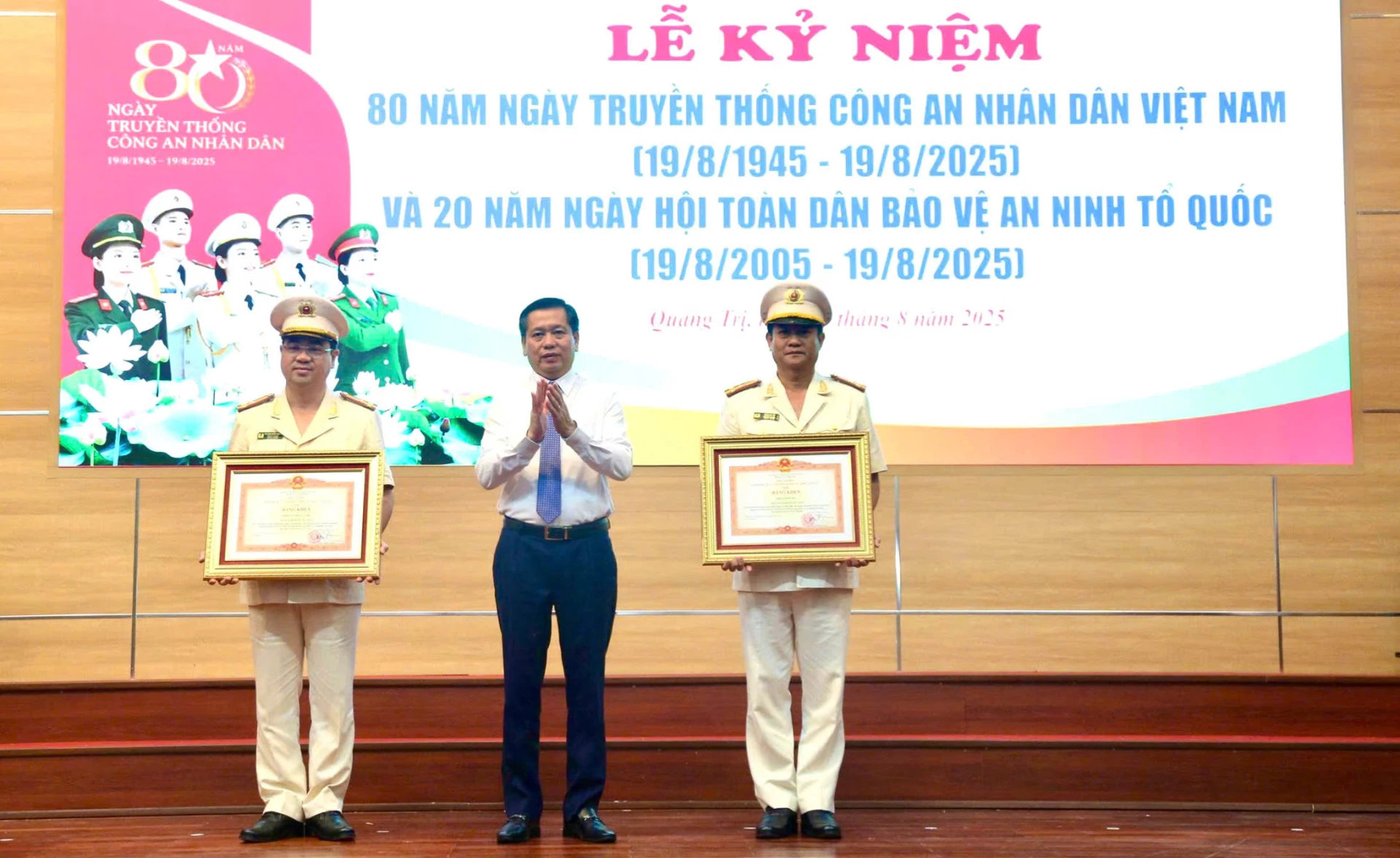Phó Bí thư Thường trực Tỉnh ủy Nguyễn Long Hải trao bằng khen của Thủ tướng Chính phủ cho 2 tập thể - Ảnh: M.Đ