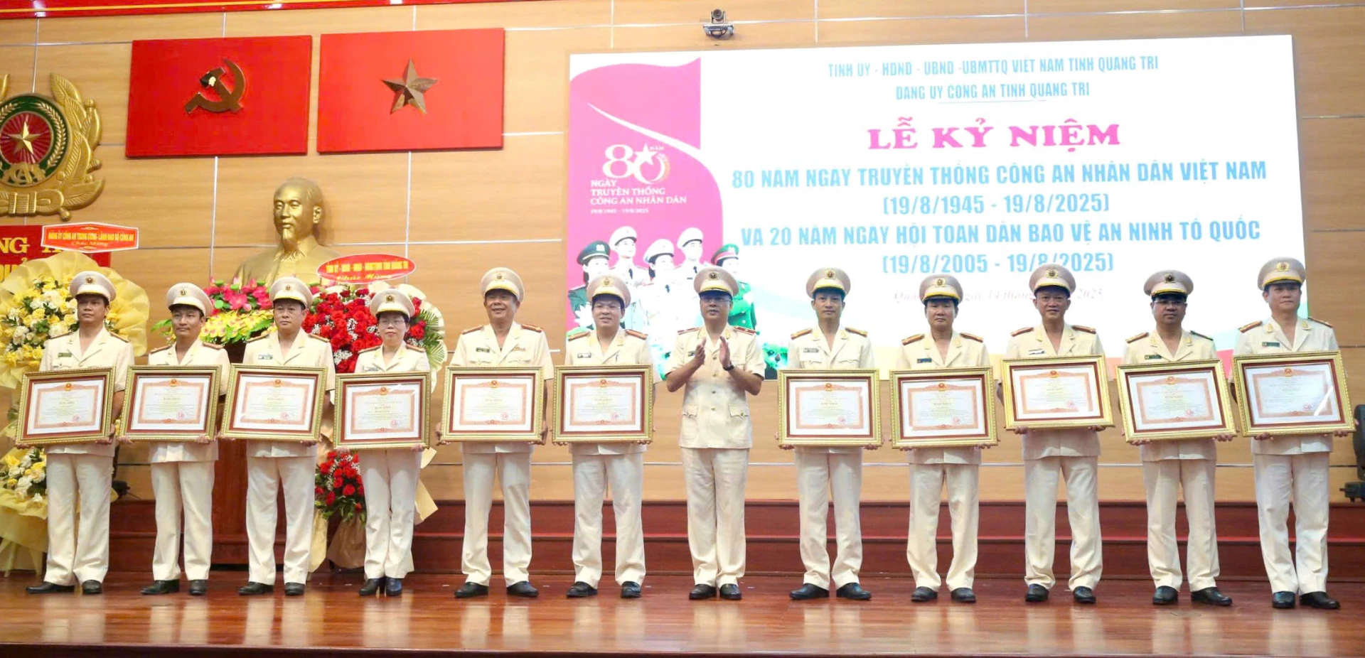 Lãnh đạo Công an tỉnh trao bằng khen của Thủ tướng Chính phủ cho các cá nhân - Ảnh: M.Đ