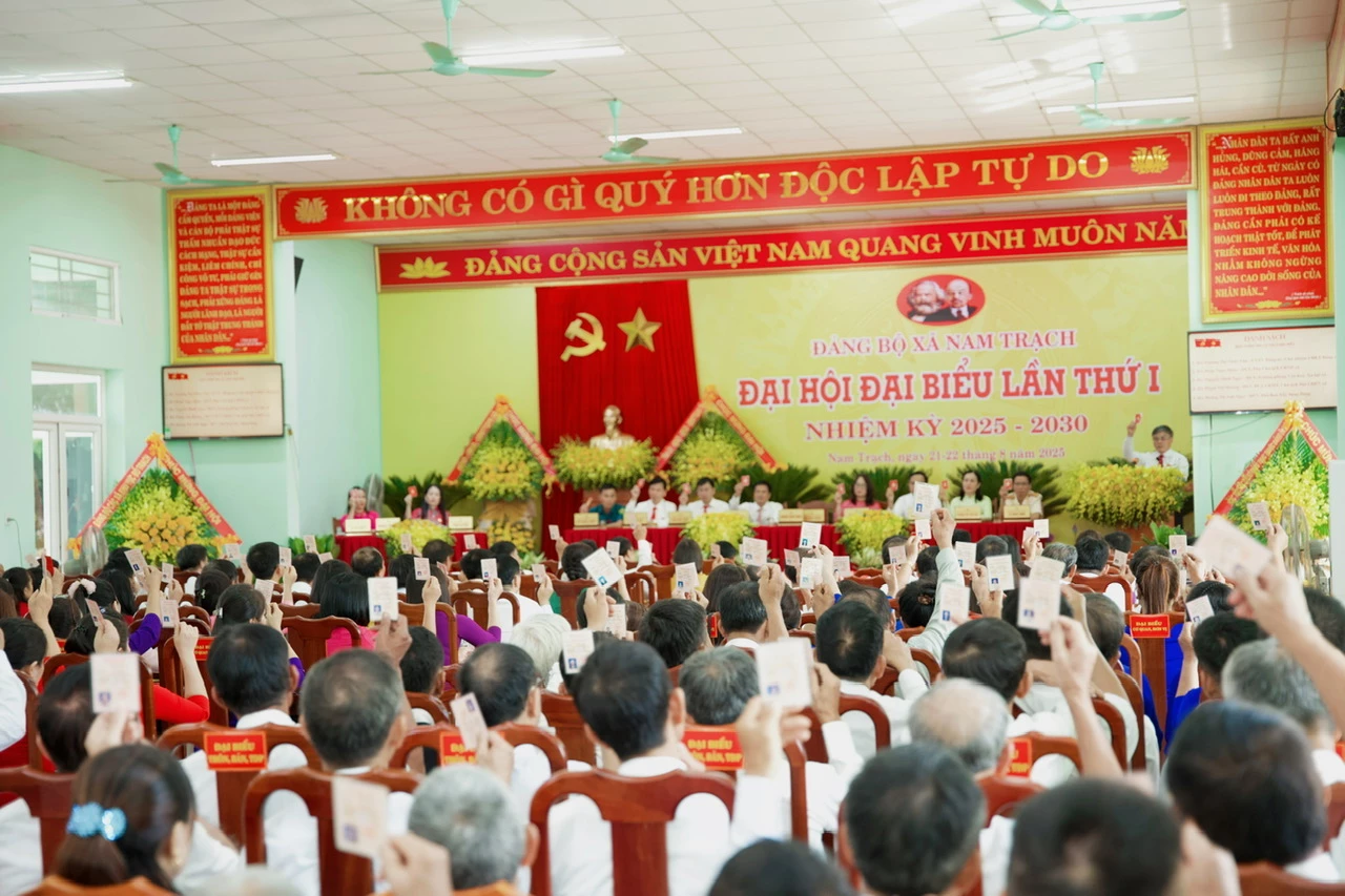Các đại biểu biểu quyết thông qua Nghị quyết đại hội - Ảnh: Kim Hoa