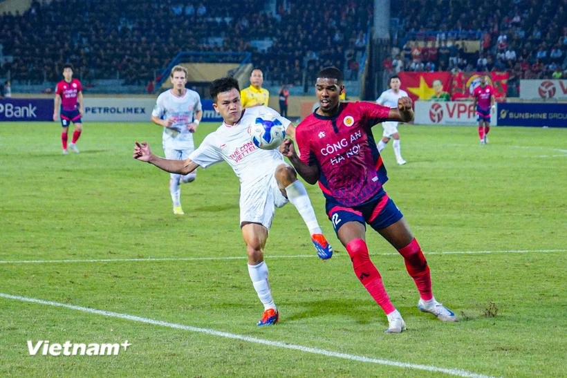 V-League 2025/26 hấp dẫn ngay ở vòng 1 với cuộc đọ sức giữa Công an Hà Nội (áo đỏ) và Thể Công-Viettel. (Ảnh: Việt Anh/Vietnam+)