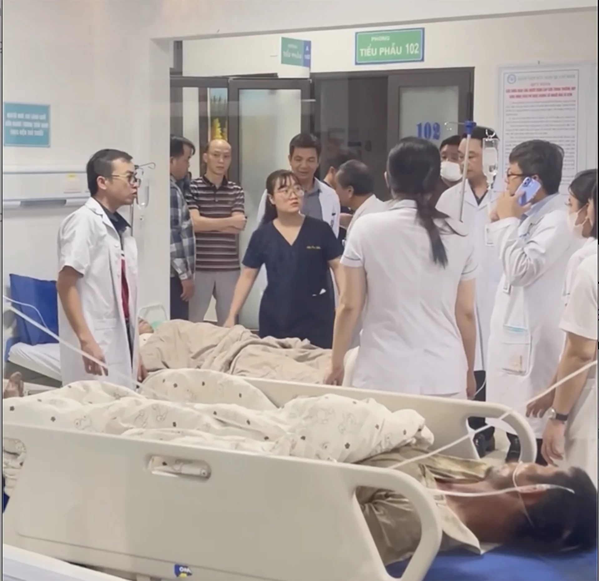 Bệnh nhân qua cơn nguy kịch sau nỗ lực cấp cứu của các y bác sĩ Bệnh viện Hữu Nghị Quảng Bình. (Ảnh chụp từ clip/baoquangtri.vn) Bệnh nhân qua cơn nguy kịch sau nỗ lực cấp cứu của các y bác sĩ Bệnh viện Hữu Nghị Quảng Bình. (Ảnh chụp từ clip/baoquangtri.vn)