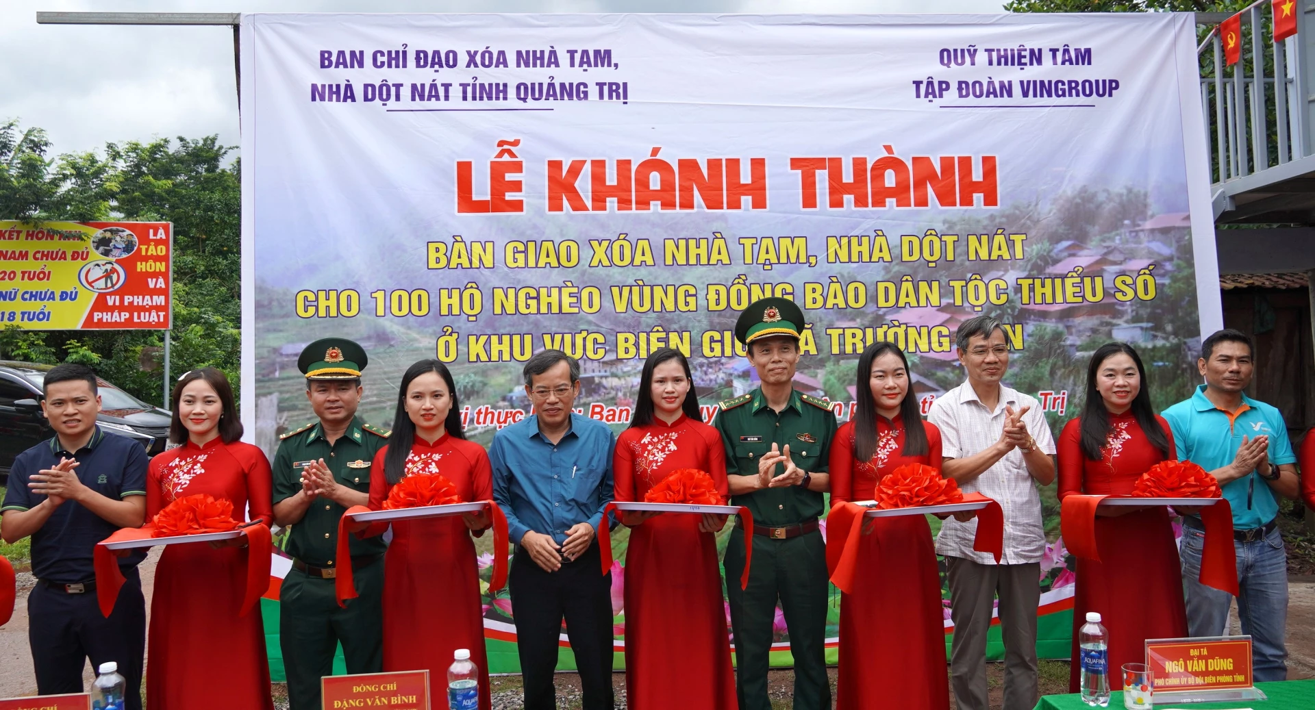 Các đại biểu thực hiện nghi lễ cắt băng khánh thành - Ảnh: QV