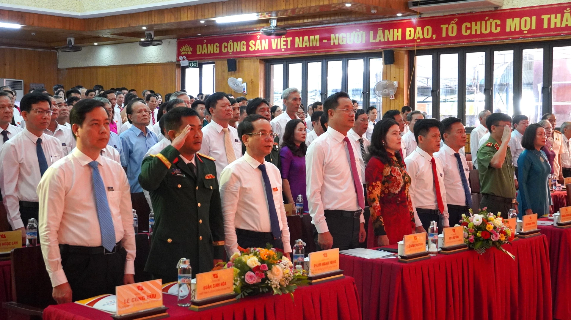 Các đại biểu thực hiện nghi thức chào cờ - Ảnh: QV