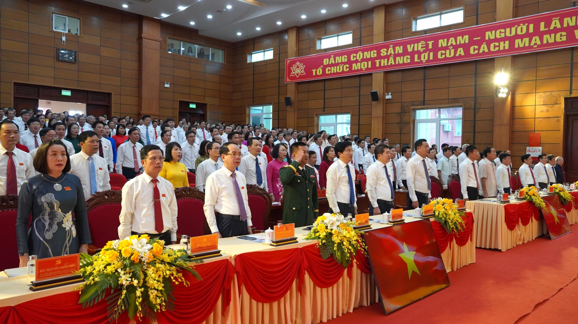 Các đại biểu tham dự Đại hội thực hiện nghi thức chào cờ - Ảnh: QV
