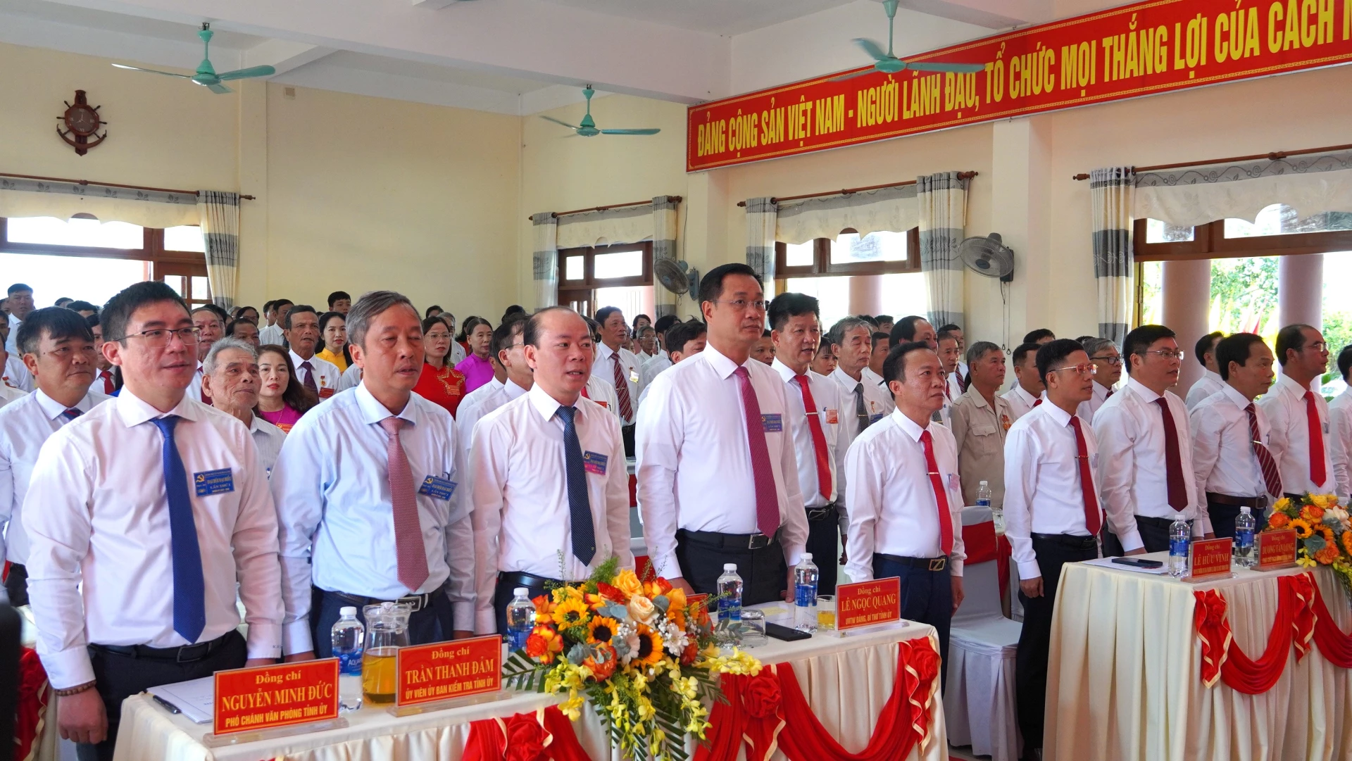 Đại biểu dự Đại hội thực hiện nghi thức chào cờ - Ảnh: QV
