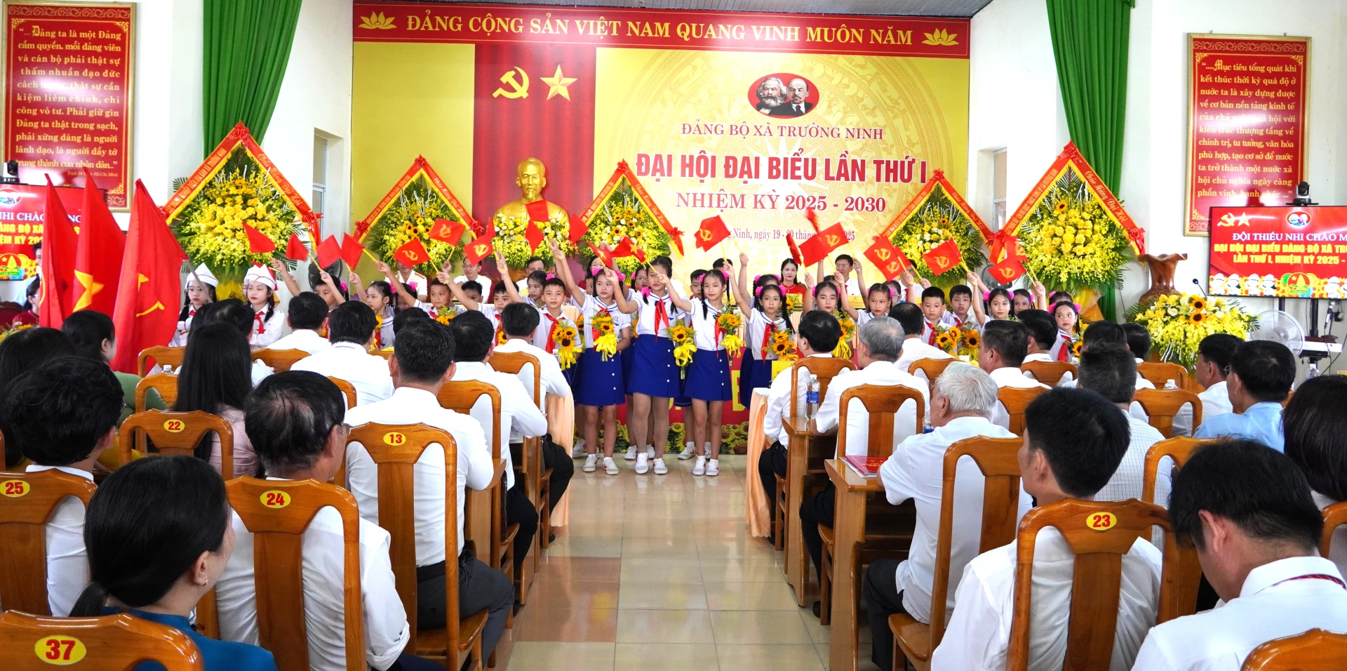 Đoàn thiếu niên nhi đồng chúc mừng đại hội. Ảnh: H.T
