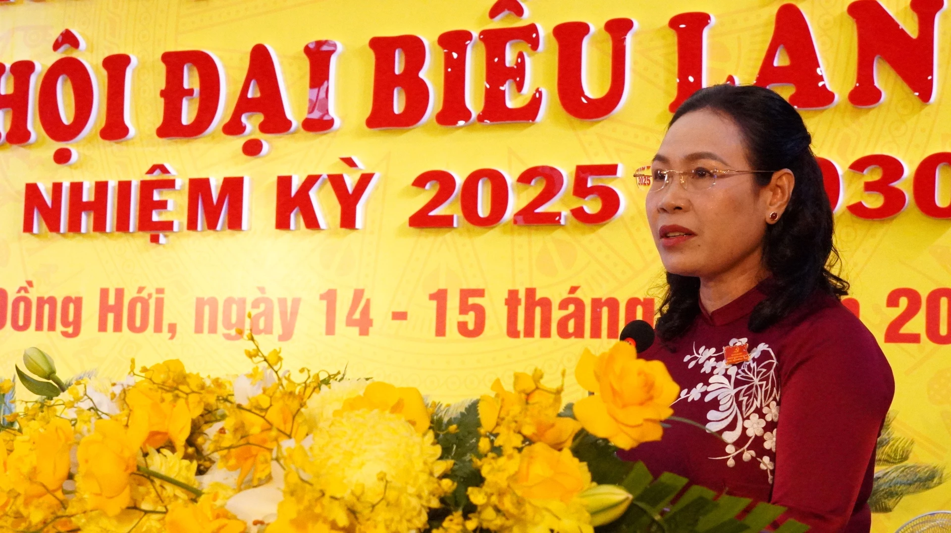 Ủy viên BTV Tỉnh ủy, Bí thư Đảng ủy phường Đồng Hới Phạm Thị Hân khai mạc Đại hội - Ảnh: QV