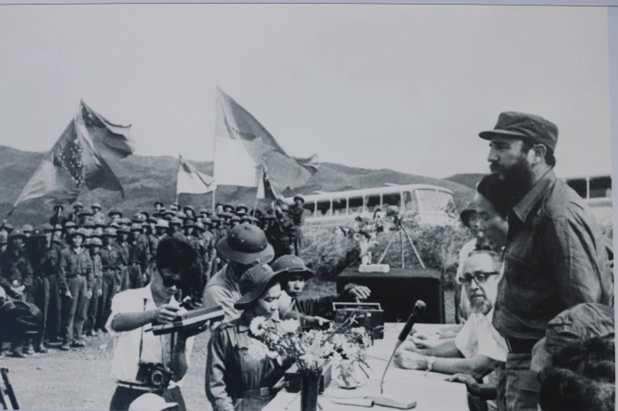 Lãnh tụ Fidel Castro phát biểu ở cao điểm 241, Quảng Trị năm 1973 (Ảnh: TTXVN).