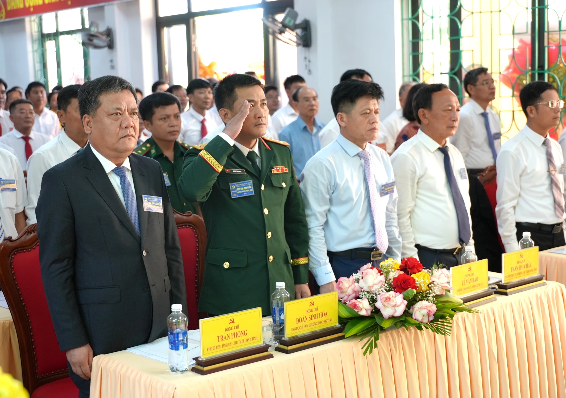 Phó Bí thư Tỉnh ủy, Chủ tịch UBND tỉnh Trần Phong và các đại biểu dự đại hội