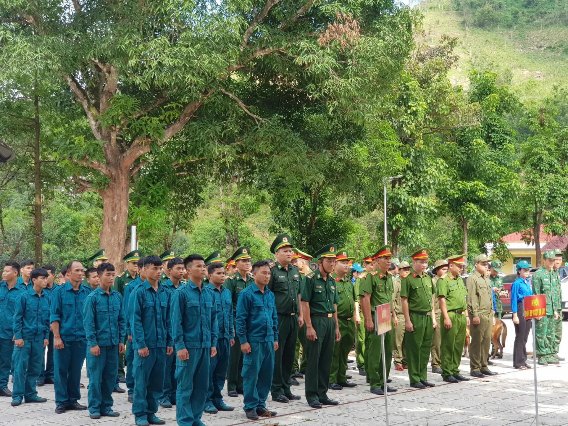 Các lực lượng ra quân đảm bảo an ninh trật tự trên địa bàn xã La Lay - Ảnh: H.N
