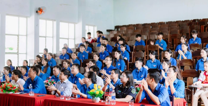 Tặng 60 suất học bổng cho các sinh viên có hoàn cảnh khó khăn