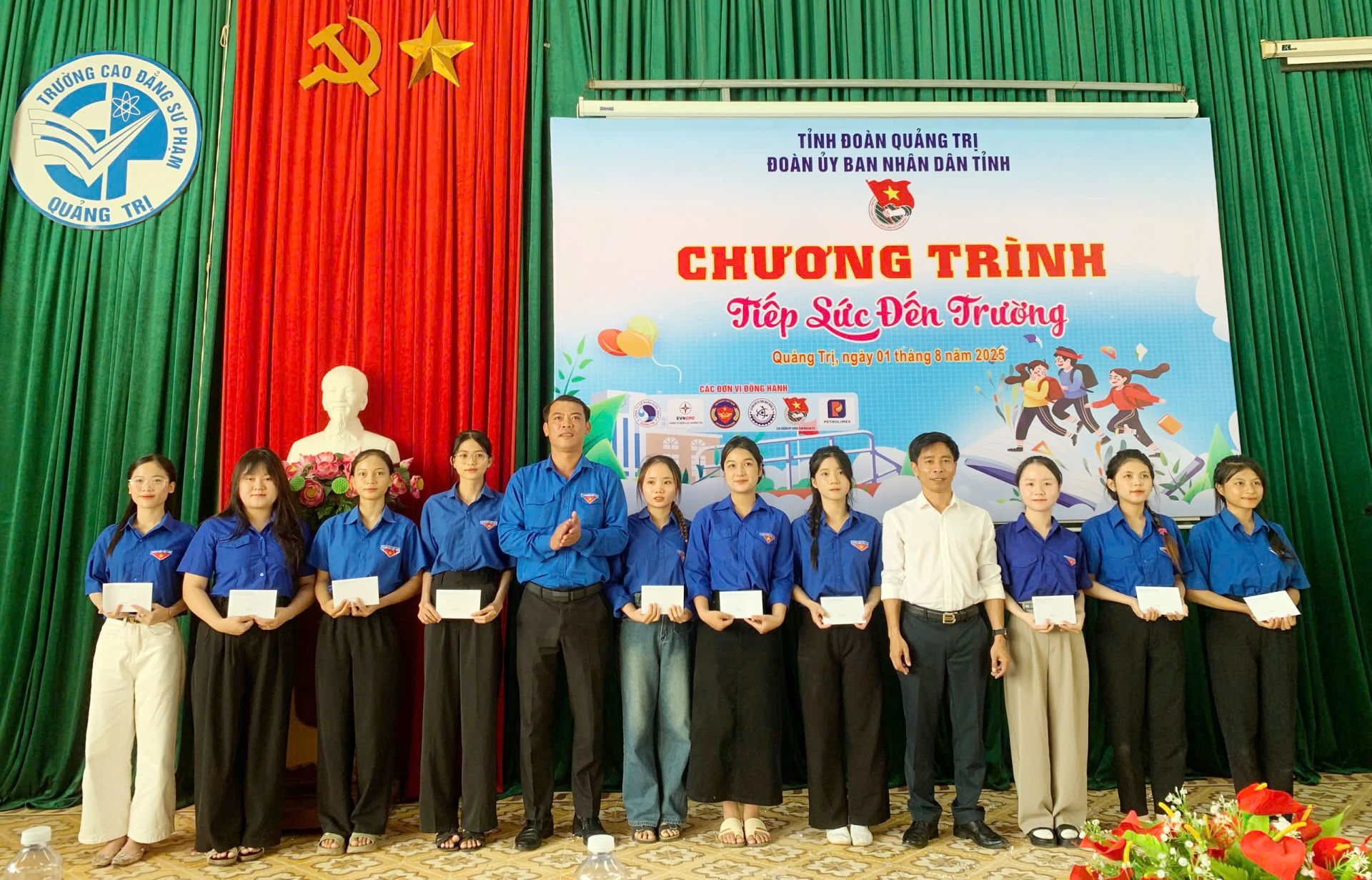 Đại diện Ban Thường vụ Đoàn UBND tỉnh trao học bổng cho các sinh viên.