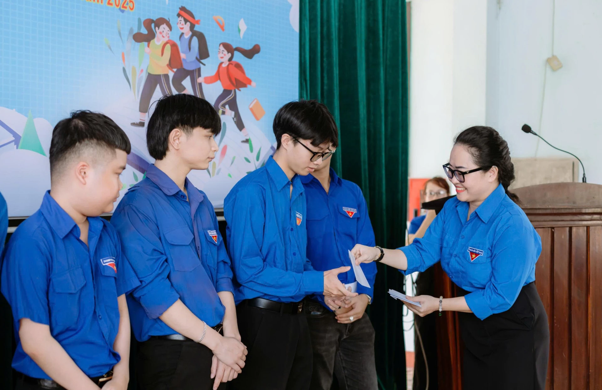 Các suất học bổng là nguồn động viên giúp các sinh viên nỗ lực vượt khó, học tập tốt.
