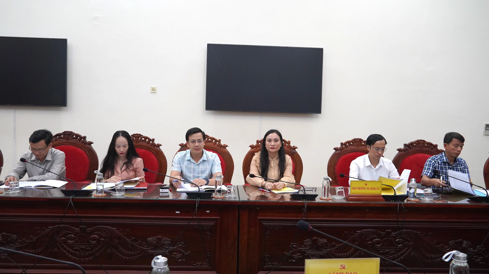 Đại biểu tham dự phiên họp - Ảnh: QV