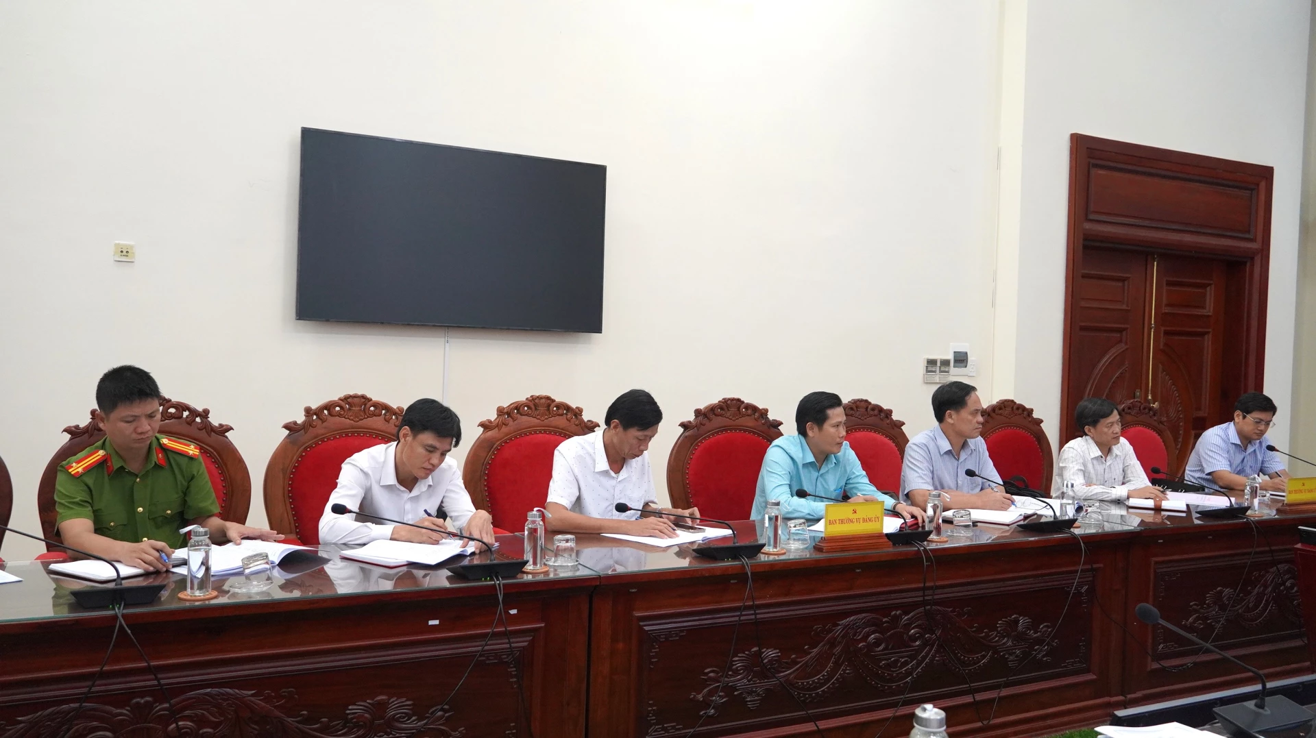 Đại biểu tham dự phiên họp - Ảnh: QV