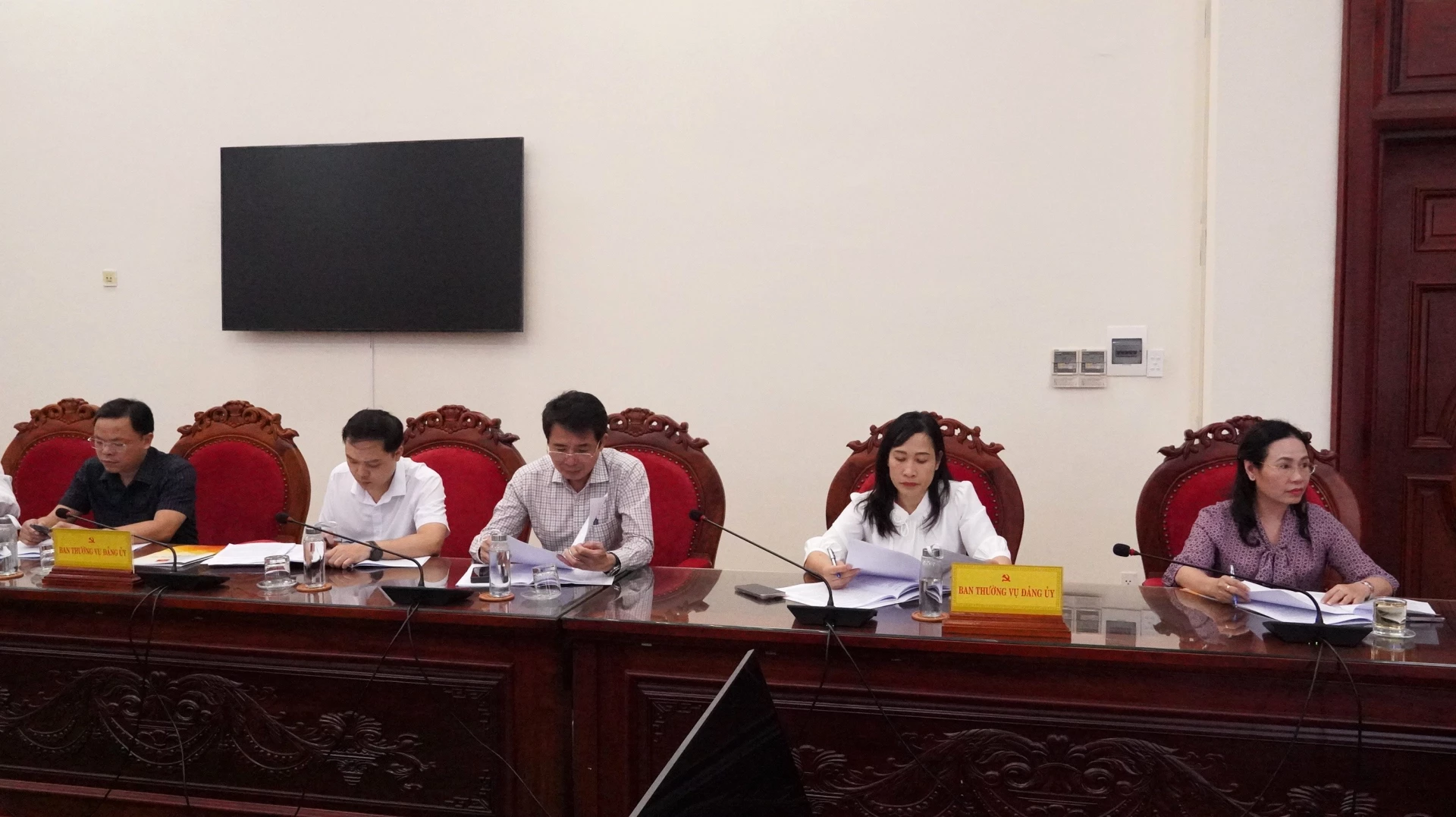 Đại biểu tham dự phiên họp - Ảnh: QV