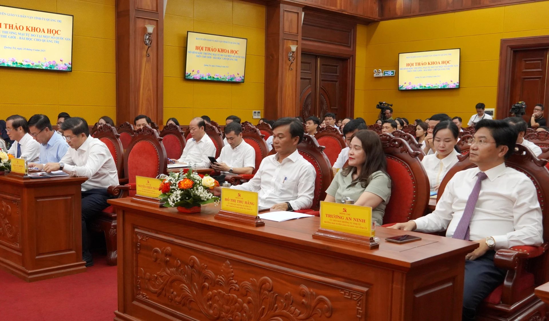 Các đại biểu tham dự hội thảo - Ảnh: N.H